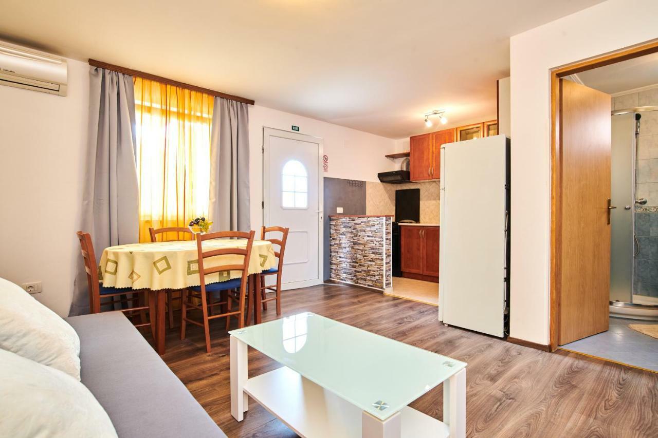 Ferienwohnung App Sverko Vilanija Exterior foto